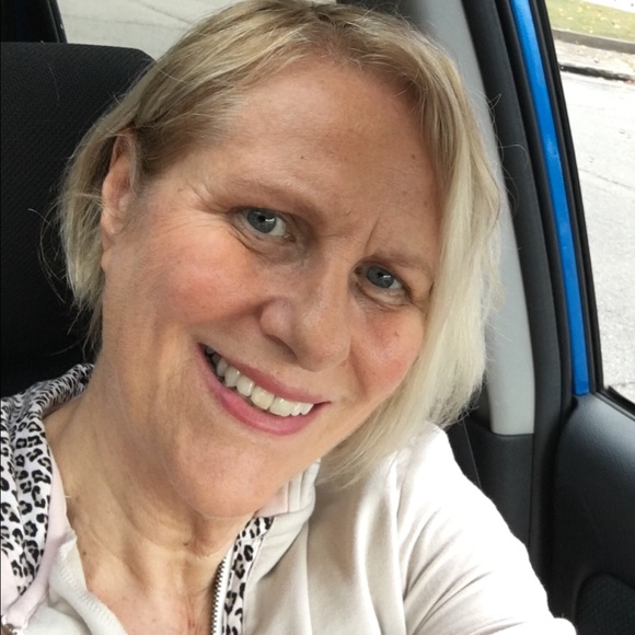 Profile Picture of Vicky Roark (@aaleicia) on Poshmark