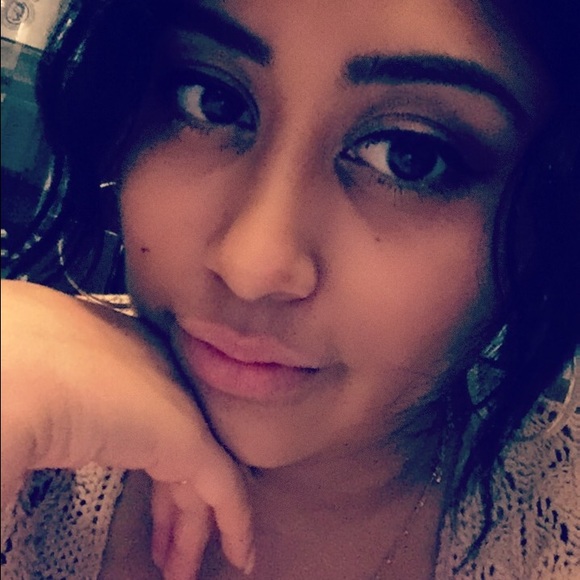 Profile Picture of Perla Perla (@perlaperlaperla) on Poshmark