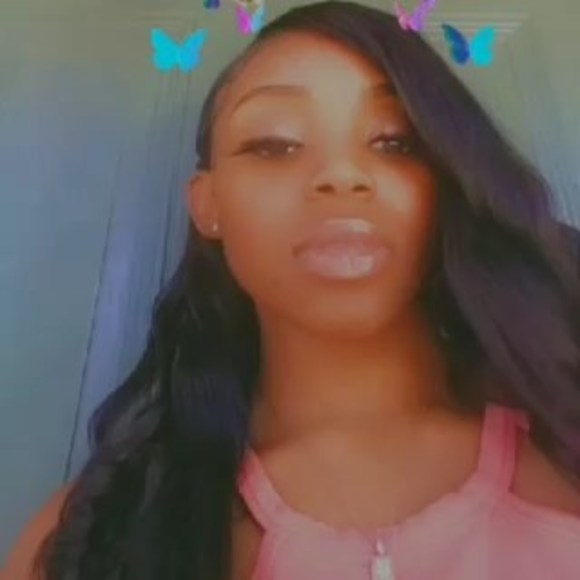 Profile Picture of Lesley Donnette (@lesleydonnette) on Poshmark