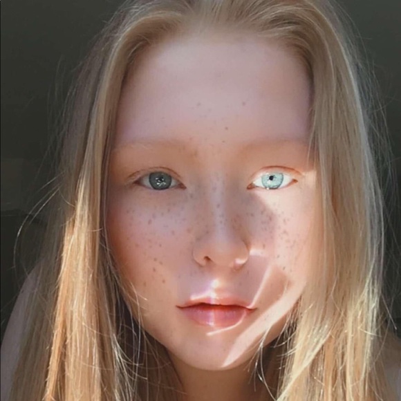 Profile Picture of Alexandra Stoner (@sagegreentarot) on Poshmark