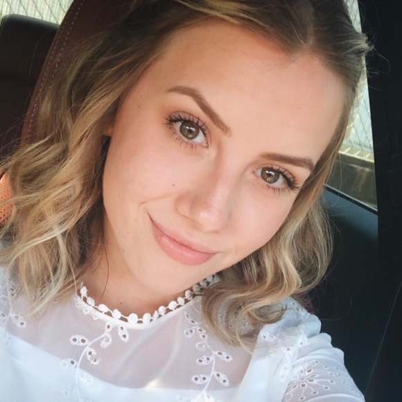 Profile Picture of Vika Roshchuk (@vikaroshchuk) on Poshmark