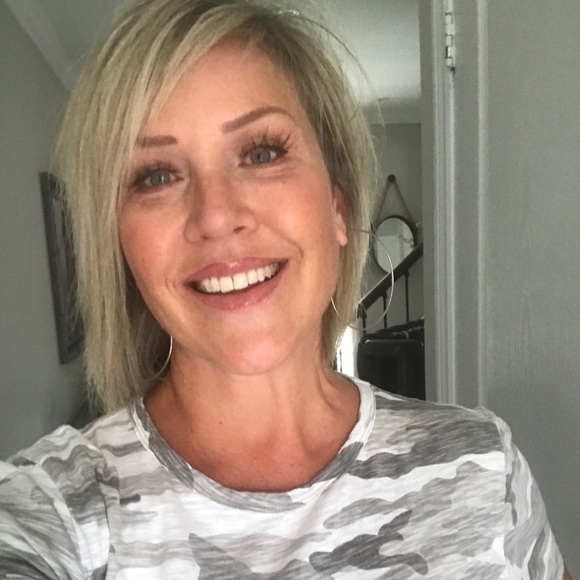 Profile Picture of Andrea Reid (@andreareid233) on Poshmark