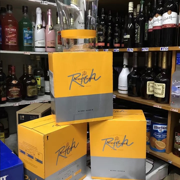 Profile Picture of Yong Guan (@guanljy) on Poshmark