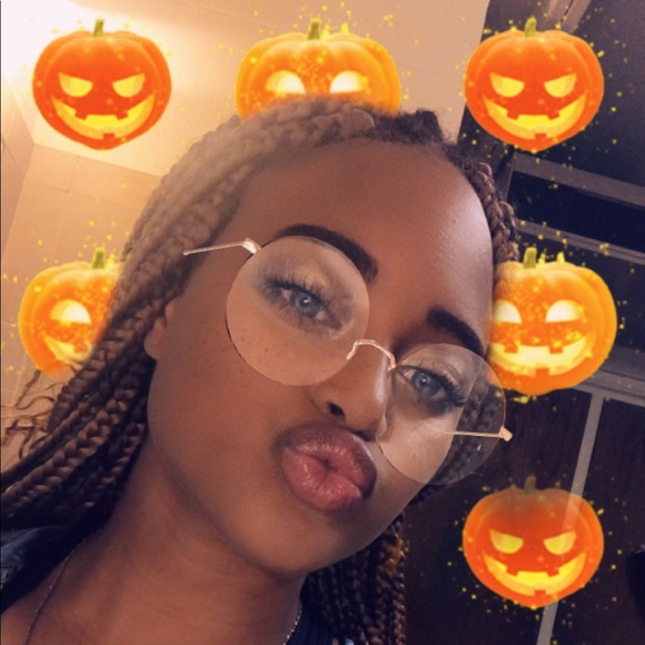 Profile Picture of Z Stiner (@zbvby) on Poshmark
