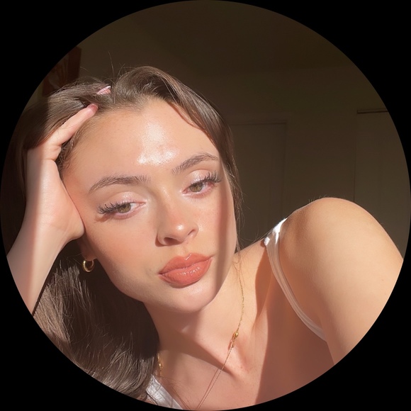 Danielle Maheu - Poshmark Profile Picture of Danielle Maheu (@danielle_maheu) on Poshmark