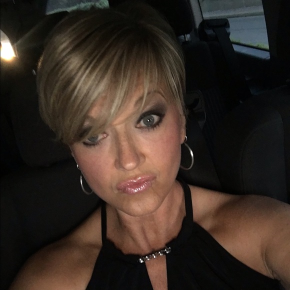 Profile Picture of Melissa Howell (@mph89) on Poshmark