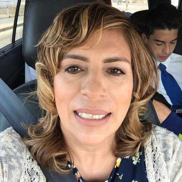 Profile Picture of Rosa Lucas (@roe2018) on Poshmark
