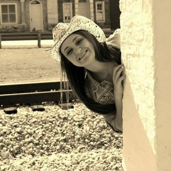 Profile Picture of Haley Hudgens (@haley_magan) on Poshmark