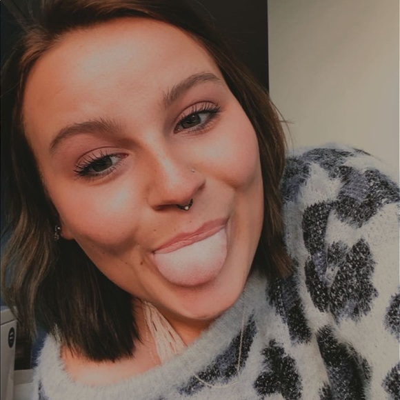 Profile Picture of Melanie Bates (@melaniebates56) on Poshmark