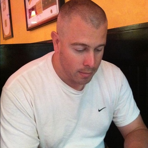 Profile Picture of Eric Hall (@halleric33) on Poshmark