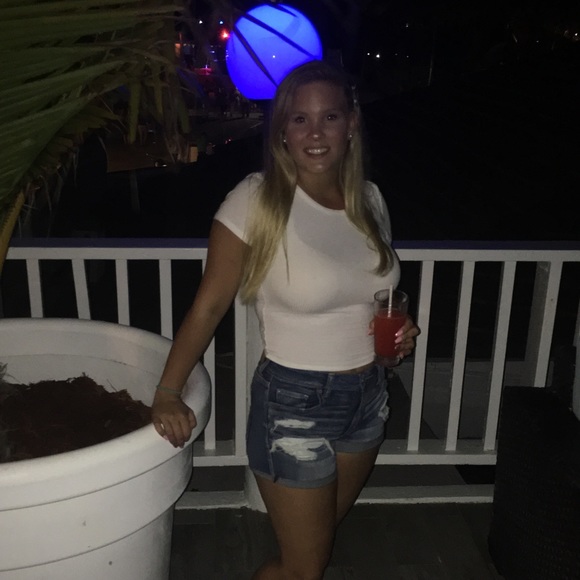 Profile Picture of Allie Trauner (@rmu2023) on Poshmark