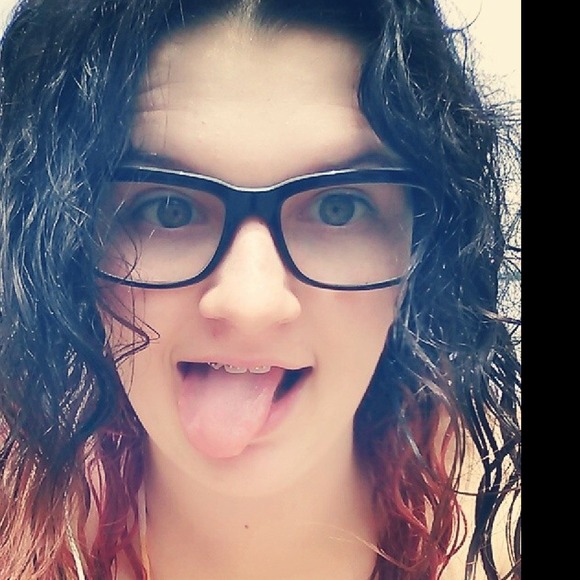 Profile Picture of Nikki Buscombe (@nicoleanddime) on Poshmark