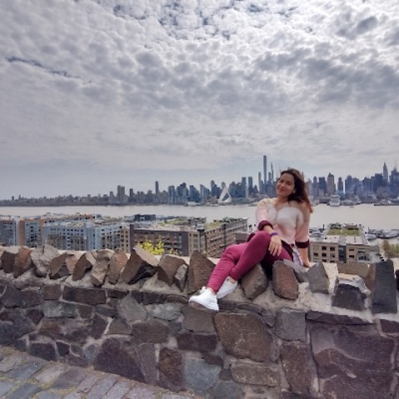 Profile Picture of Karla Reina (@karlareinapardo) on Poshmark