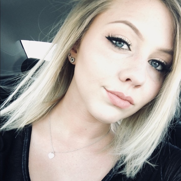 Profile Picture of Leah Snell (@leahsnell) on Poshmark