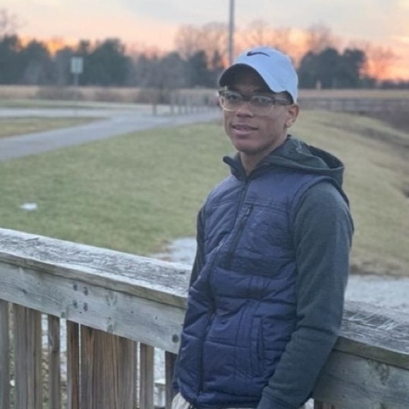 Profile Picture of Randy Calderón (@randycal2305) on Poshmark