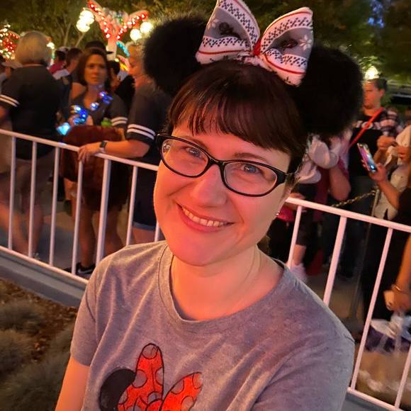Profile Picture of Lea Ann Hutter (@leaannhutter) on Poshmark