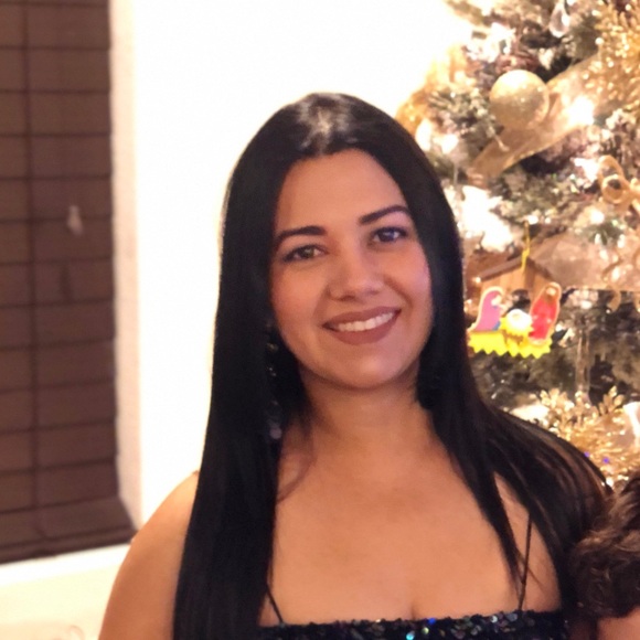 Profile Picture of Andreina Govea (@andreagovea11) on Poshmark