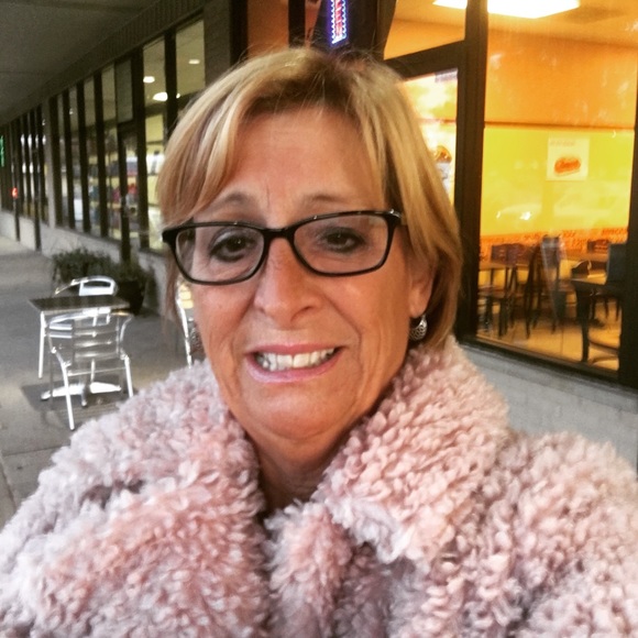 Profile Photo of Dianne Diannesenko@yahoo.com (@sellingit2018) on Poshmark