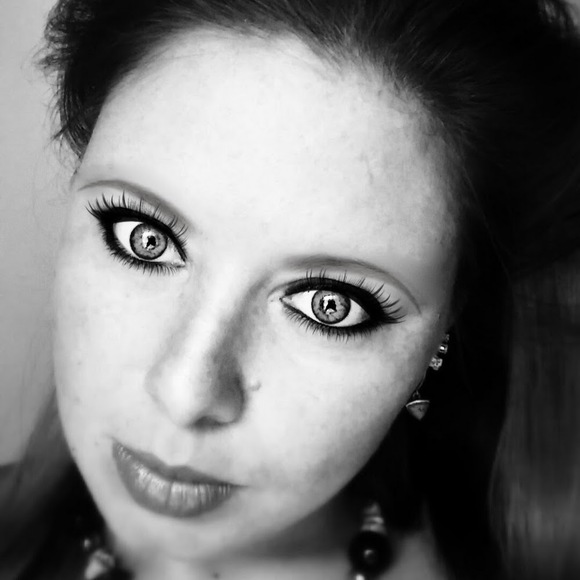 Profile Picture of Amanda Saxton (@amanda30233) on Poshmark