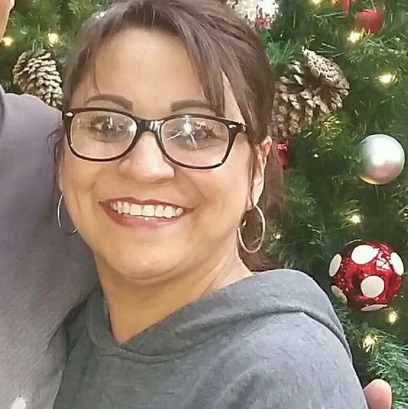 Profile Picture of Veronica Fraire (@vfraire) on Poshmark