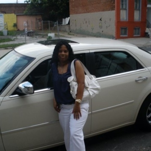 Profile Picture of Wanda Batten (@pumpkinkatt) on Poshmark
