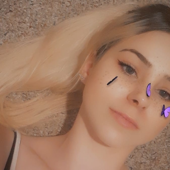 Profile Picture of Selena Schmidt (@peachbblossom) on Poshmark