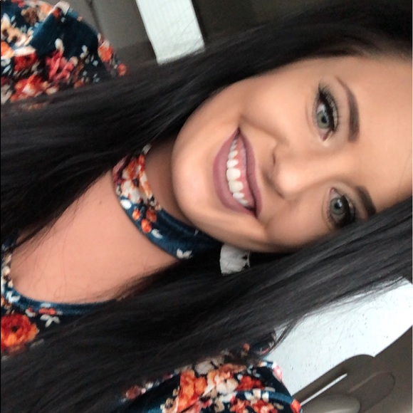 Profile Picture of Mariah Jansma (@mariahjansma) on Poshmark