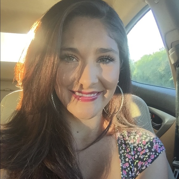 Profile Picture of Meredith Mcgee (@meredithm86) on Poshmark