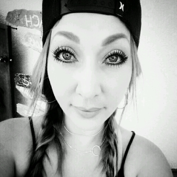 Profile Picture of Amylee Graap (@amyleeg) on Poshmark