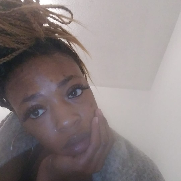 Profile Picture of Valarie Moore (@valarier27) on Poshmark