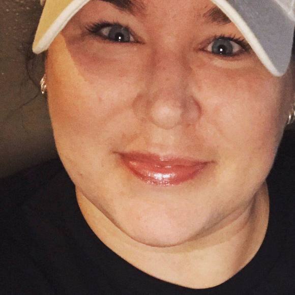 Profile Picture of Tina Cates (@tfcates) on Poshmark