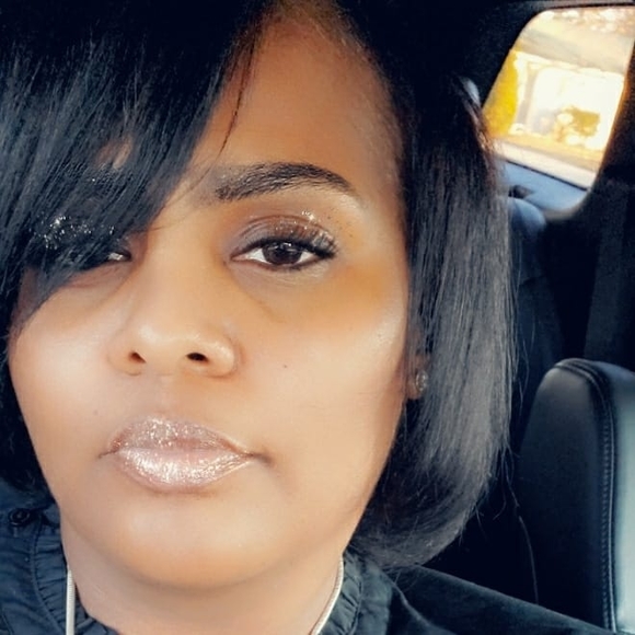 Profile Picture of Antrina Holcomb-scott (@antrinah) on Poshmark