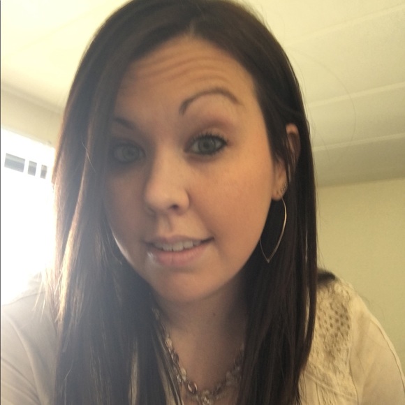 Profile Picture of Stephanie Hashinger (@stephlh1288) on Poshmark