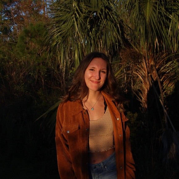 Profile Picture of Zoe Bosarge (@zsarge17) on Poshmark
