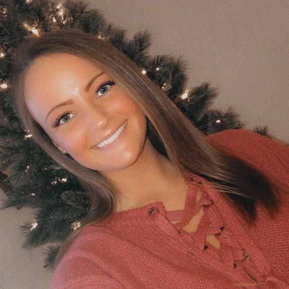Profile Picture of Noelle Grasley (@noellemarieeeee) on Poshmark