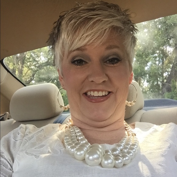 Profile Picture of Amanda Scoggin (@scoggina) on Poshmark