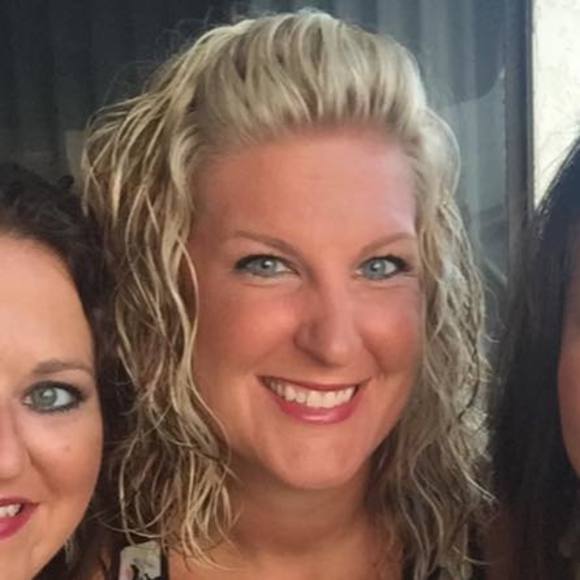 Profile Picture of Beth Walker (@walkerbang) on Poshmark