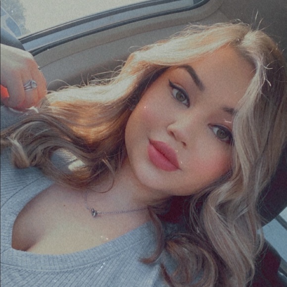 Profile Picture of Ariel Ybarra (@arielybarra) on Poshmark