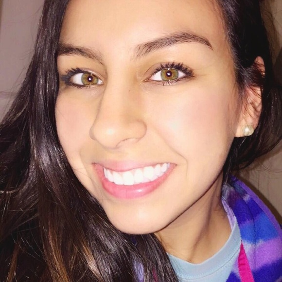 Profile Picture of Juliana Araque (@julianaaraque) on Poshmark