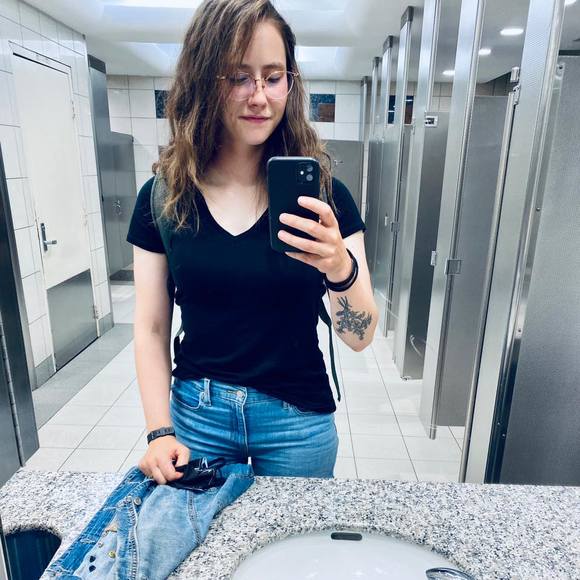 Profile Picture of Michaela Buchanan (@mdunow) on Poshmark