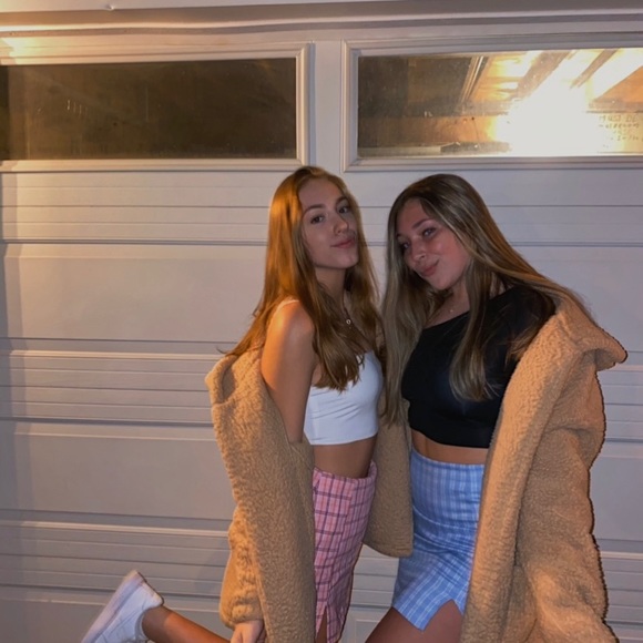 Profile Picture of Amanda Viveiros (@ansndjsjzib) on Poshmark