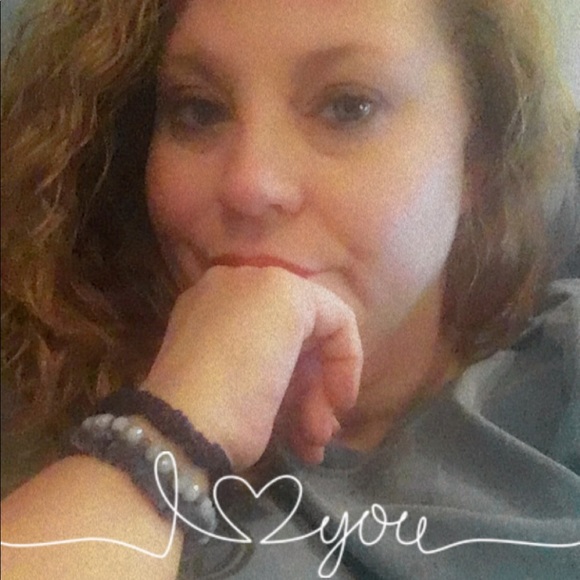 Profile Picture of Jennifer Croxton (@jennifercroxton) on Poshmark