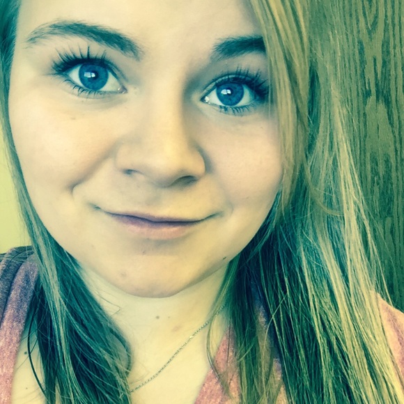 Profile Picture of Nikki Waldron (@nikkiw18) on Poshmark