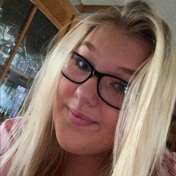 Profile Picture of Angel Munzek (@angelmunzek) on Poshmark