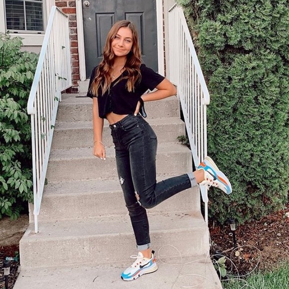 Profile Picture of Mckaylee Smith (@mckayleesmith) on Poshmark