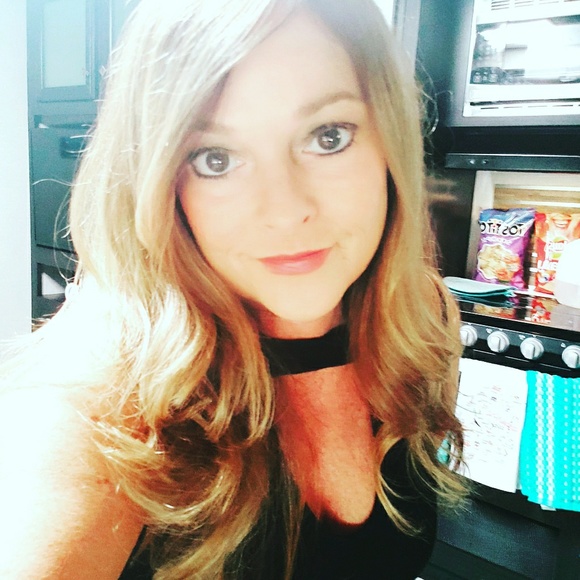 Profile Picture of Lisa Ewer (@lisaewer) on Poshmark