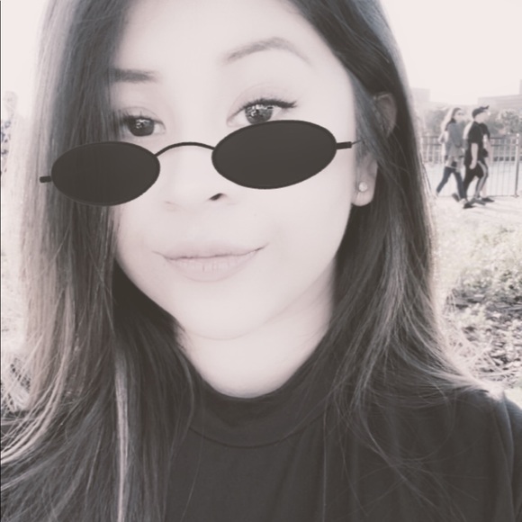 Profile Picture of Jules Esquivel (@loveyoujules) on Poshmark