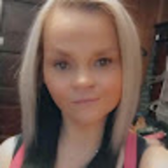 Profile Picture of Thomasina Wallen (@thomasina590) on Poshmark