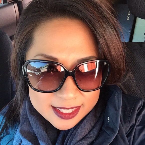 Profile Picture of Mitzie Edora (@mzedora) on Poshmark