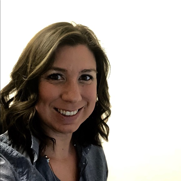 Profile Picture of Elizabeth Kurt (@kurtev) on Poshmark